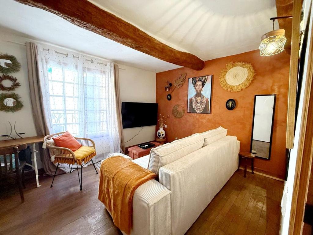 un salon avec un canapé blanc et une table dans l'établissement Village house in Provence, à La Roquette-sur-Siagne