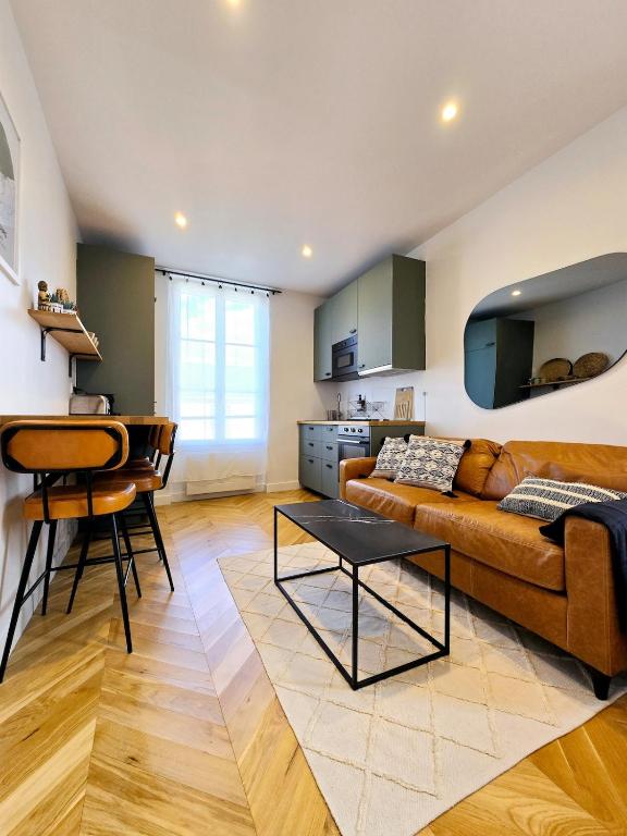 un salon avec un canapé et une table dans l'établissement Le Petit Cabourg, à Cabourg