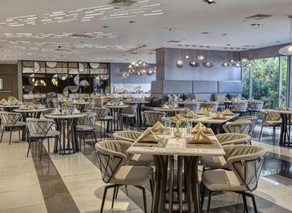Restaurace v ubytování Novotel Residence Hotel Manila by Jolly Luxe Suites at Acqua
