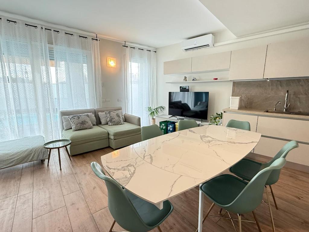 Telewizja i/lub zestaw kina domowego w obiekcie Appartamento in città con Giardino e Piscina privati