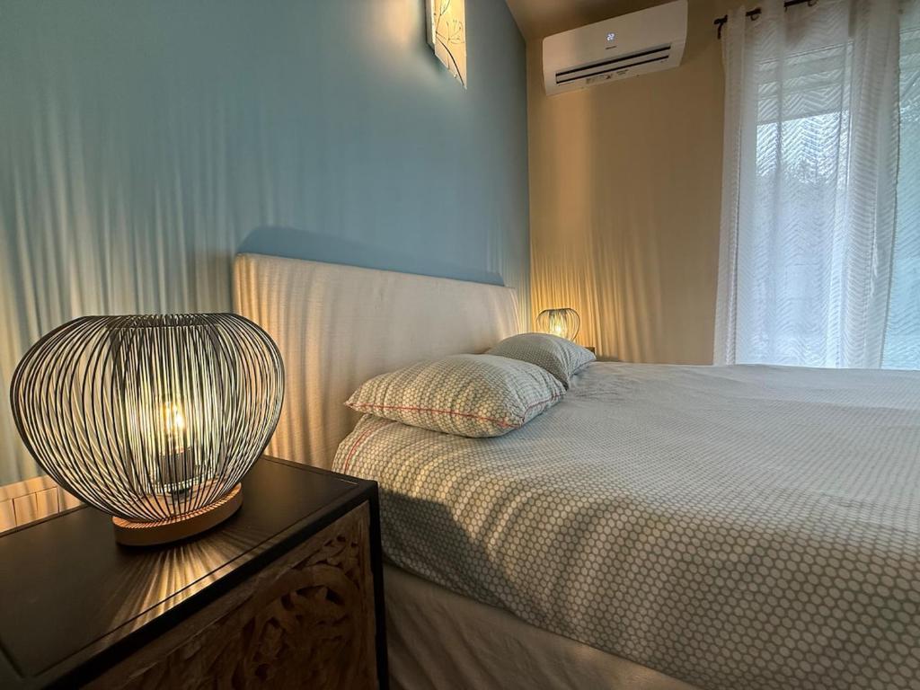 Łóżko lub łóżka w pokoju w obiekcie Appartamento in città con Giardino e Piscina privati