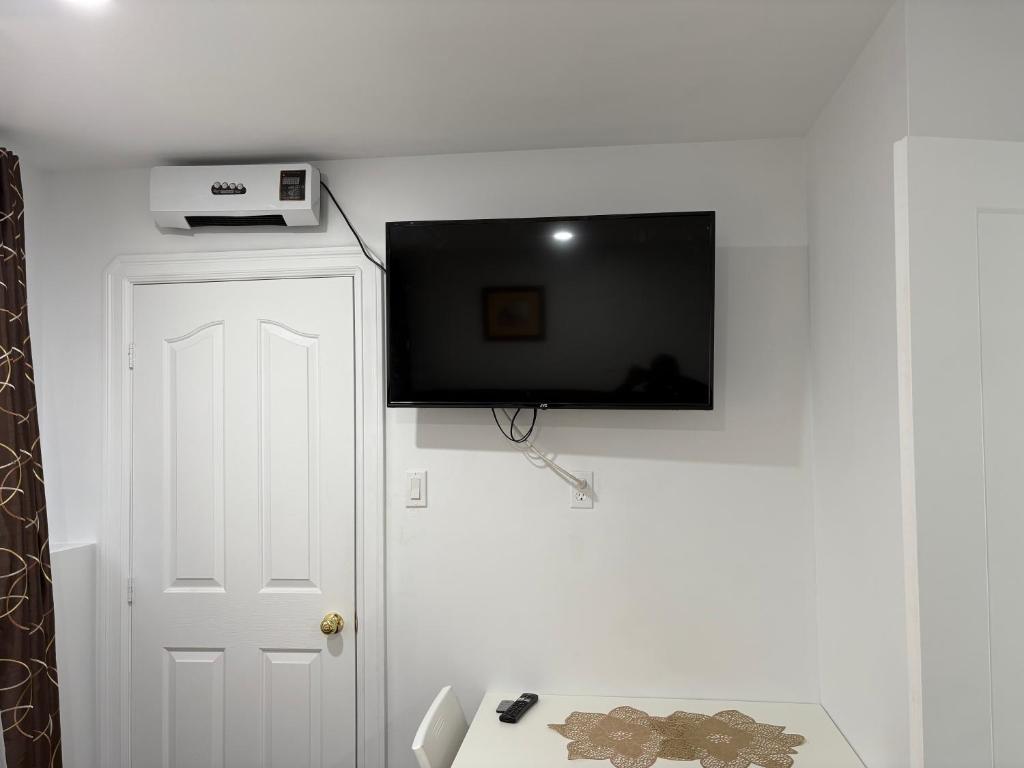 TV a/nebo společenská místnost v ubytování Bachelor in Bedford, Halifax