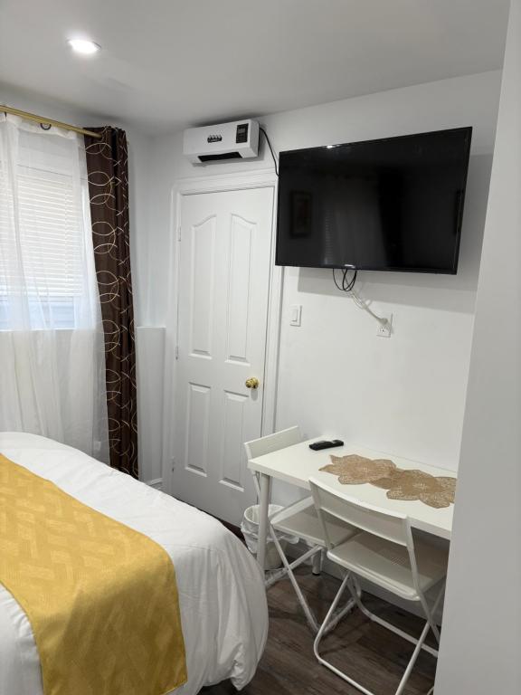 TV a/nebo společenská místnost v ubytování Bachelor in Bedford, Halifax