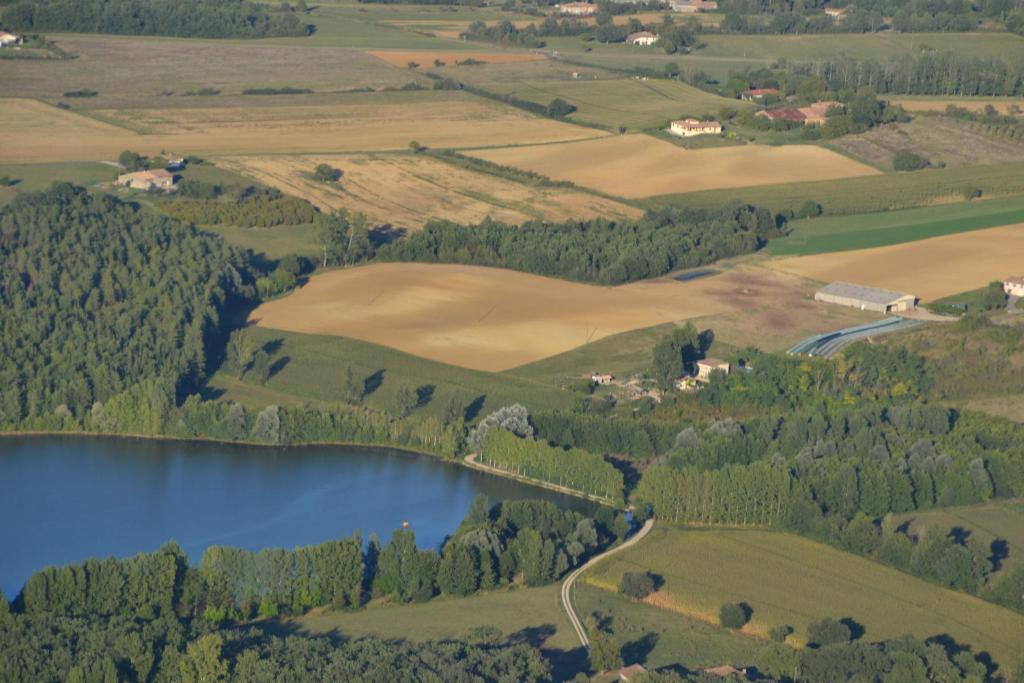 una vista aérea de un lago en el campo en Gite au Lac du Gouyre, en Puygaillard-de-Quercy