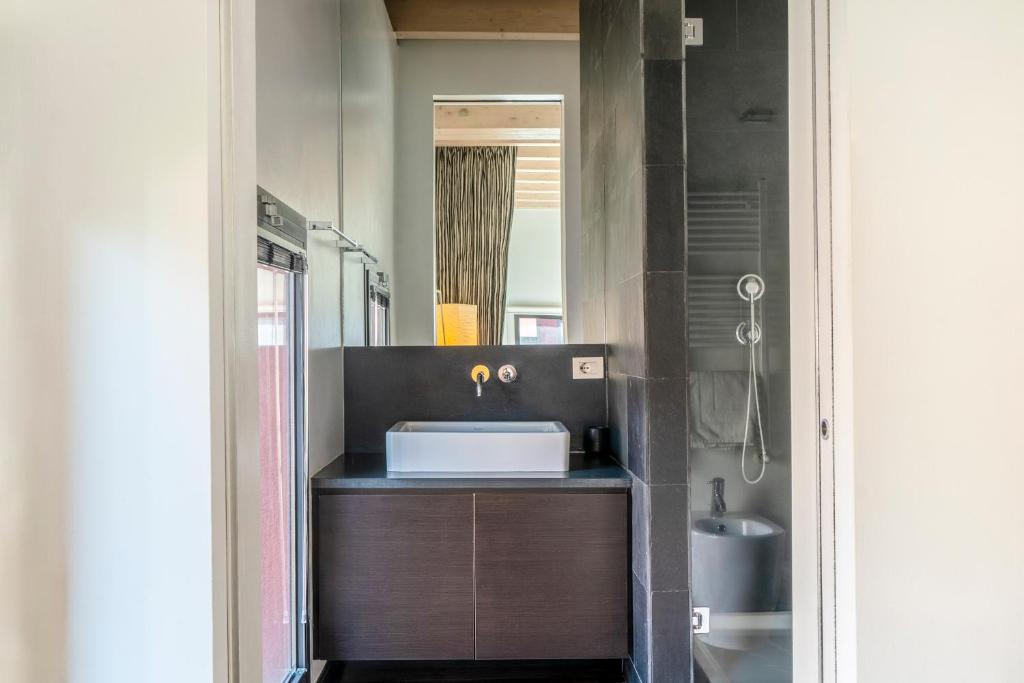 Bagno di RED LOFTY Milano- Loft moderno comodo per Ippodromo, San Siro, Rho Fiera-MiCo e Politecnico, parking