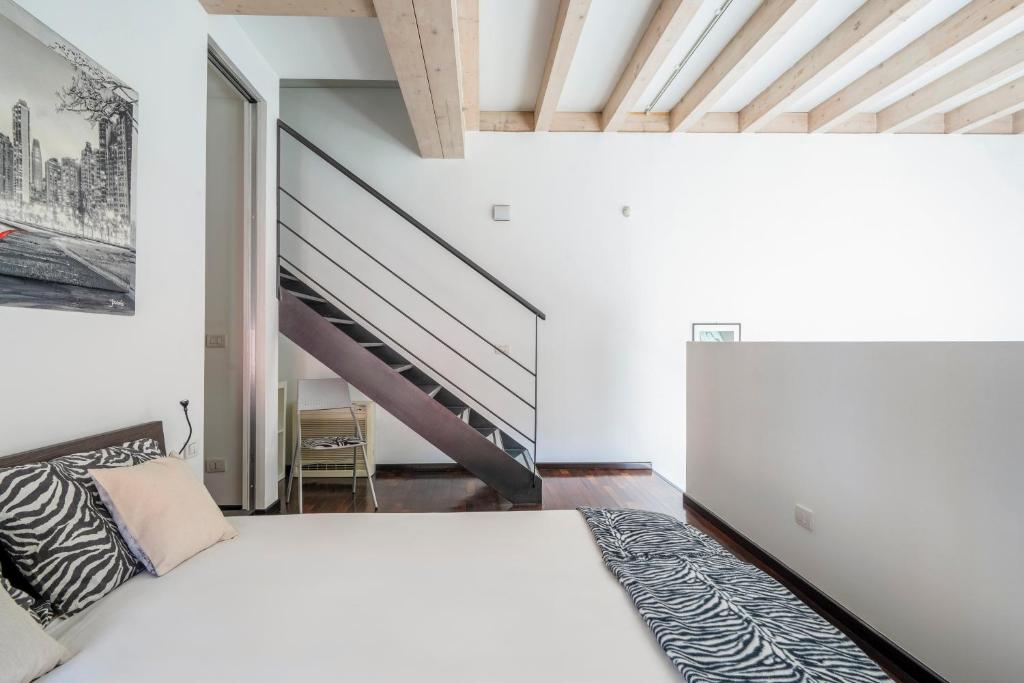 Letto o letti in una camera di RED LOFTY Milano- Loft moderno comodo per Ippodromo, San Siro, Rho Fiera-MiCo e Politecnico, parking