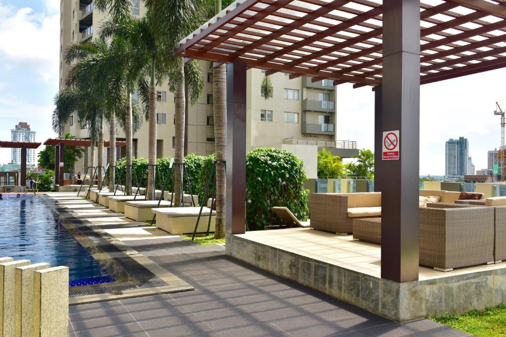 Bazén v ubytování SkyLounge Apartment Colombo nebo v jeho okolí