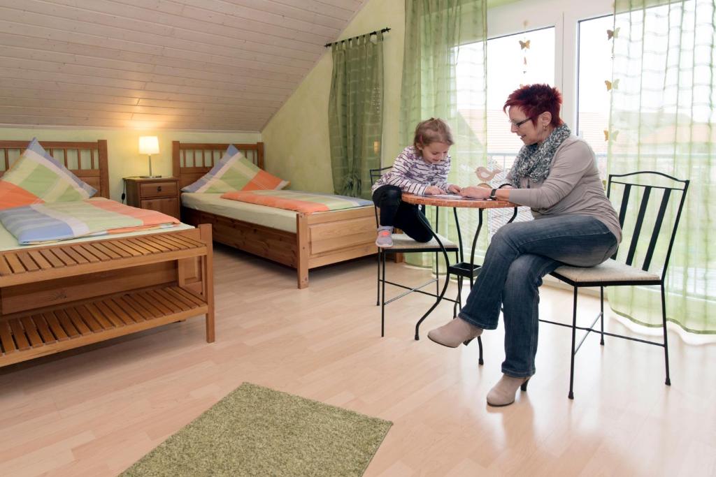 Postel nebo postele na pokoji v ubytování Gästehaus Hauser