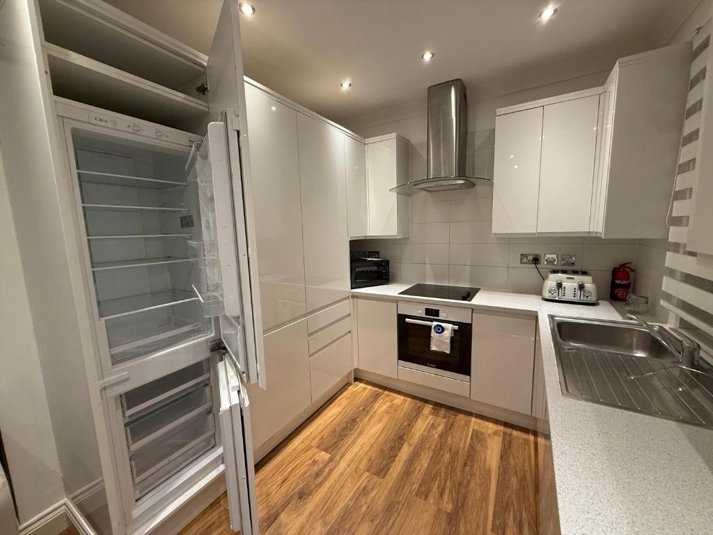 Kuchyň nebo kuchyňský kout v ubytování Edgware Bright 2 Bedrooms,