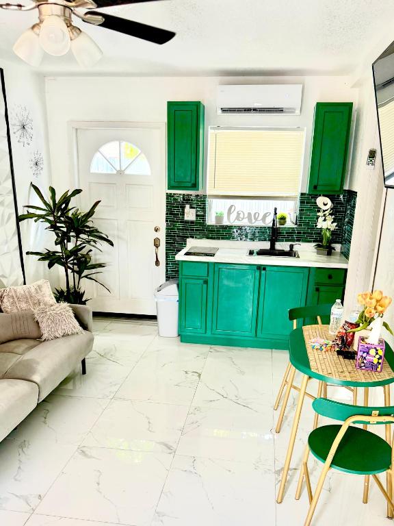 Hotel Miami Gardens Comfort Suite by Hard Rock Stadium, a kitchen with green cabinets and a table at Miami Gardens Comfort Suite by Hard Rock Stadium in Miami Gardens