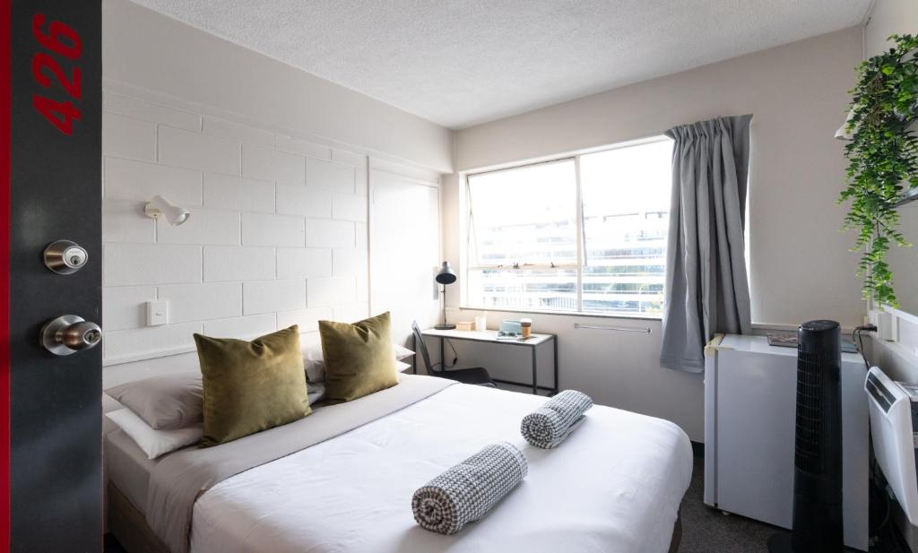 Rúm í herbergi á YMCA Hostel