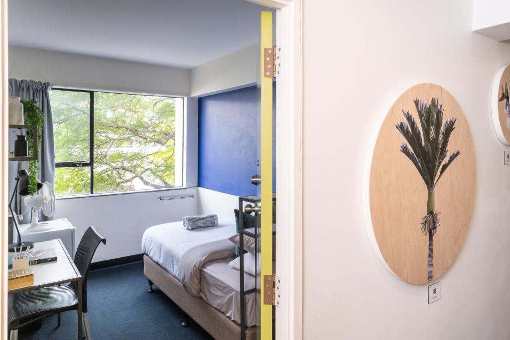 Rúm í herbergi á YMCA Hostel