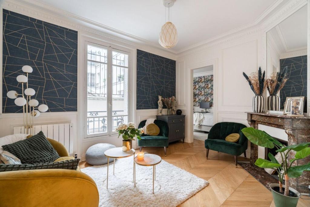 - un salon avec un canapé, des chaises et une cheminée dans l'établissement Luxury Flat Montorgueil Le Marais Paris, à Paris