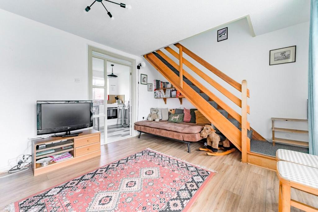 Et tv og/eller underholdning på Charming 3-Bed Chalet in Hemsby sleeps 6