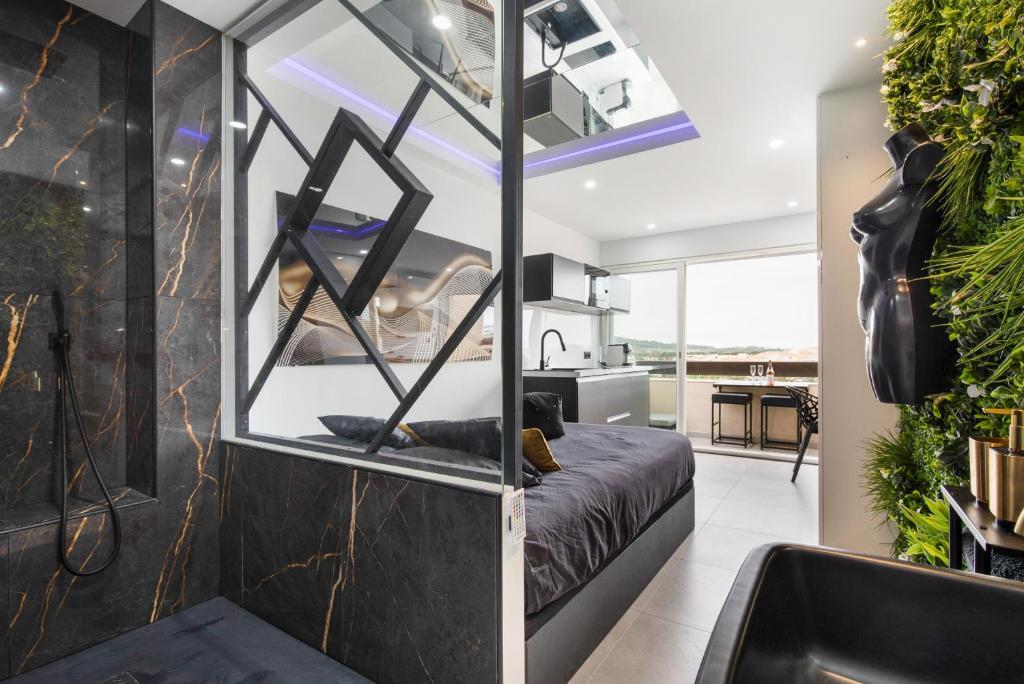 Cette chambre comprend un lit et un miroir. dans l'établissement Village Naturiste R4N - Mask Off Room Port Nature, au Cap d'Agde