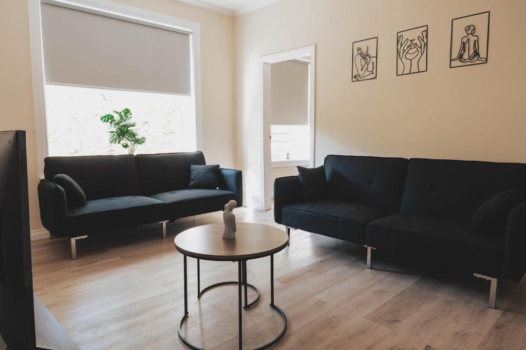 Ruang duduk di Stylish 3BR Home near Hampden No 264 with Free Parking