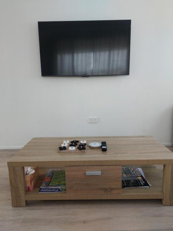 TV a/nebo společenská místnost v ubytování Stay Breezy