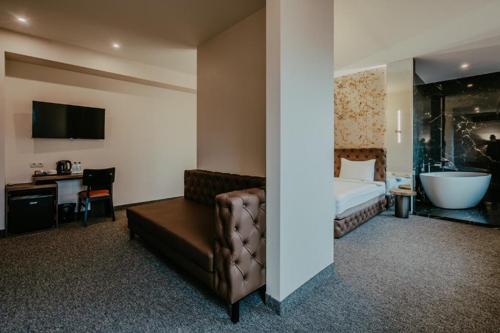 TV a/nebo společenská místnost v ubytování Highgarden Hotel