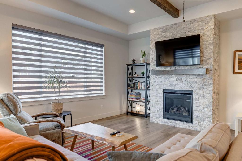 TV a/nebo společenská místnost v ubytování Scenic Modern Home with Private Patio & Fireplace
