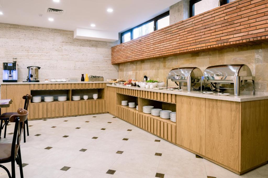 Příslušenství pro přípravu čaje a kávy v ubytování Highgarden Hotel