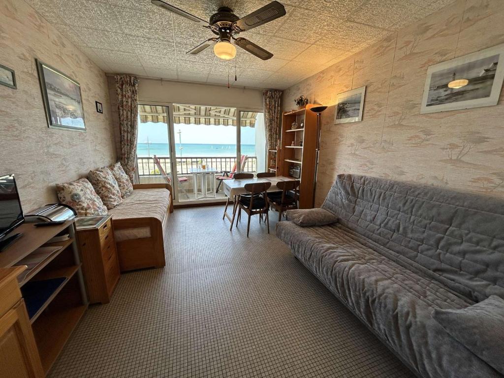 un salon avec un canapé et une table dans l'établissement Studio côtier 3/4 couchages avec parking - FR-1-224C-349, à Saint-Jean-de-Monts