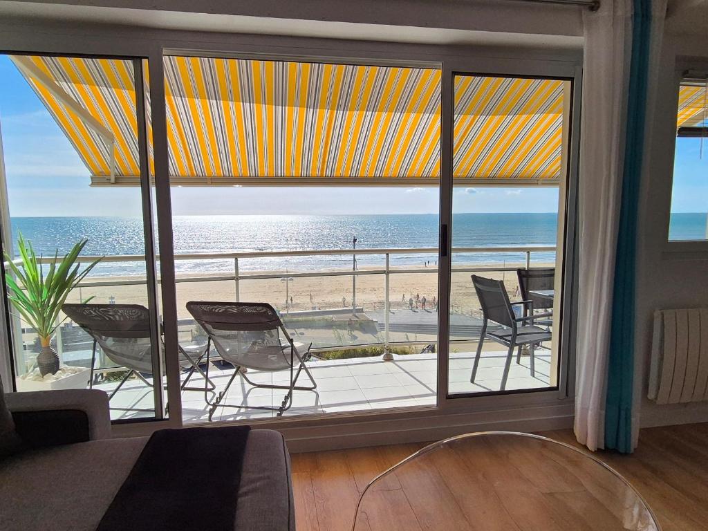 un salon avec vue sur l'océan dans l'établissement Superbe Appartement Rénové 2 Chambres Face Mer - FR-1-323-577, à Saint-Jean-de-Monts