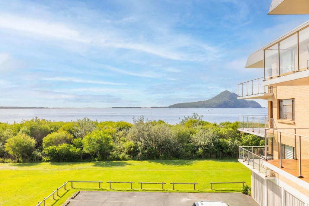 ネルソン・ベイにあるPromenade 9, 8 Intrepid Cl - spectacular water views, air conditioningの建物からの水の景色
