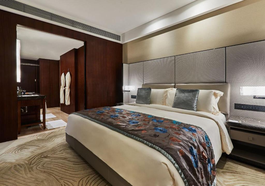 Postel nebo postele na pokoji v ubytování Mandarin Oriental Pudong, Shanghai