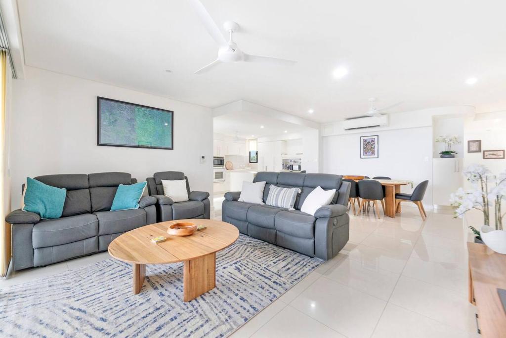 Ruang duduk di Harbour Edge - Moments from Darwin Waterfront & CBD