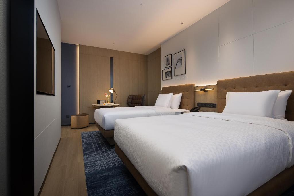 Postel nebo postele na pokoji v ubytování Four Points by Sheraton Kunming Dongfeng Square