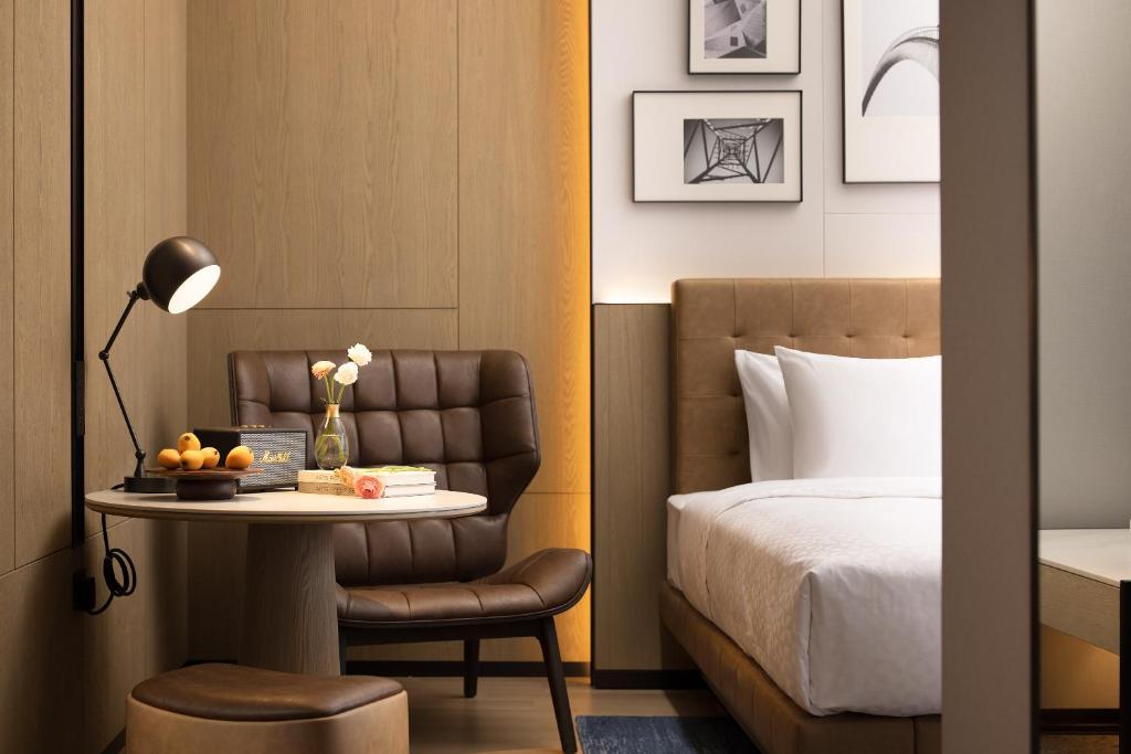 Postel nebo postele na pokoji v ubytování Four Points by Sheraton Kunming Dongfeng Square