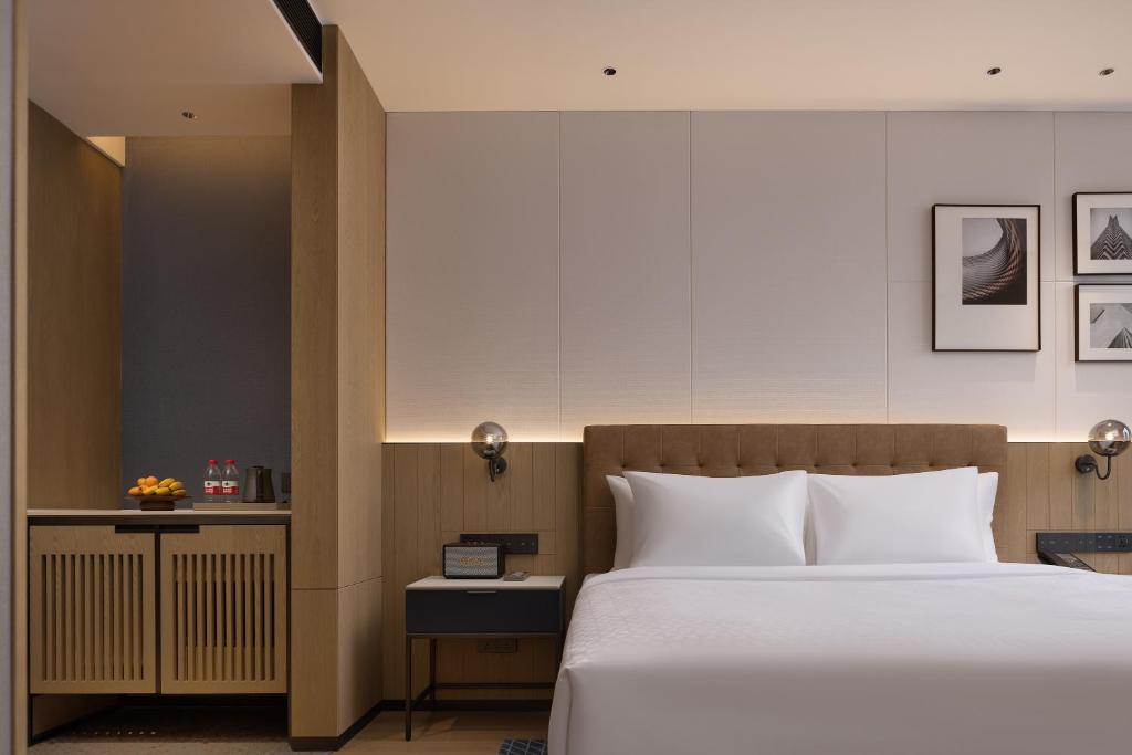 Postel nebo postele na pokoji v ubytování Four Points by Sheraton Kunming Dongfeng Square