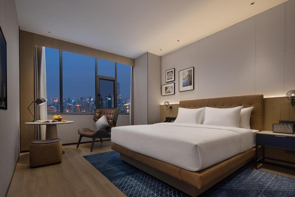 Postel nebo postele na pokoji v ubytování Four Points by Sheraton Kunming Dongfeng Square