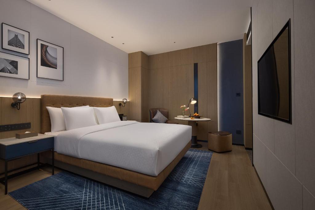 Postel nebo postele na pokoji v ubytování Four Points by Sheraton Kunming Dongfeng Square