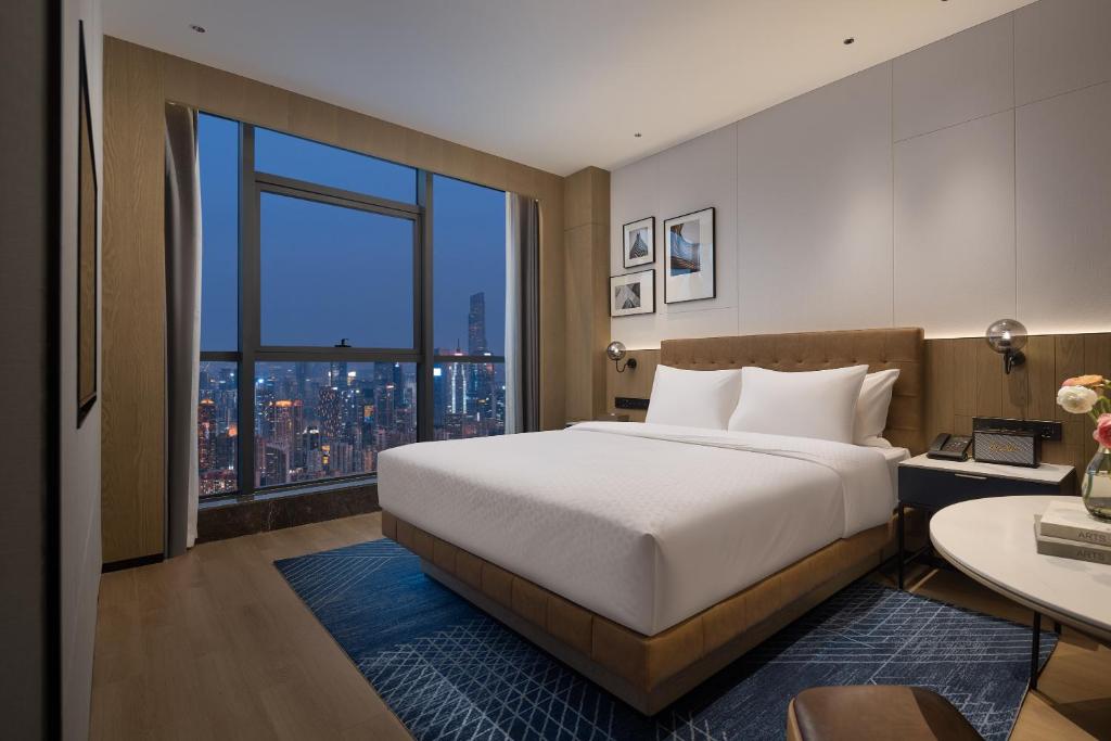 Postel nebo postele na pokoji v ubytování Four Points by Sheraton Kunming Dongfeng Square