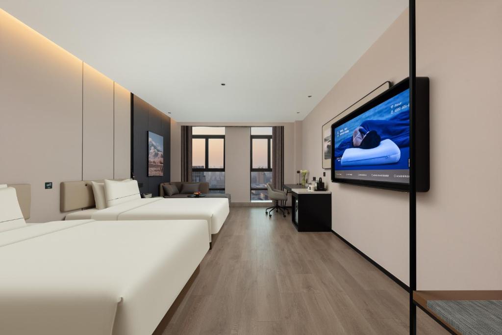 TV a/nebo společenská místnost v ubytování Atour Hotel Nantong Development Zone Aeon Mall
