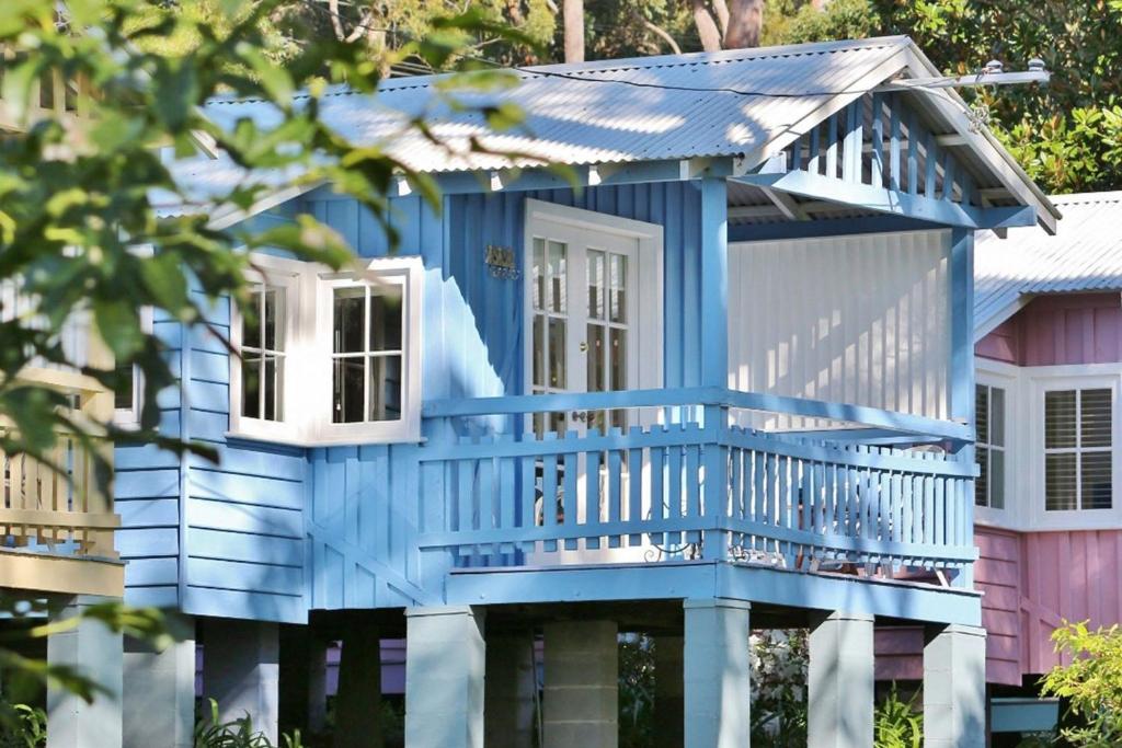 Beachfront · Private Beach Violet by Hyams Beach Seaside Cottages - Housity
