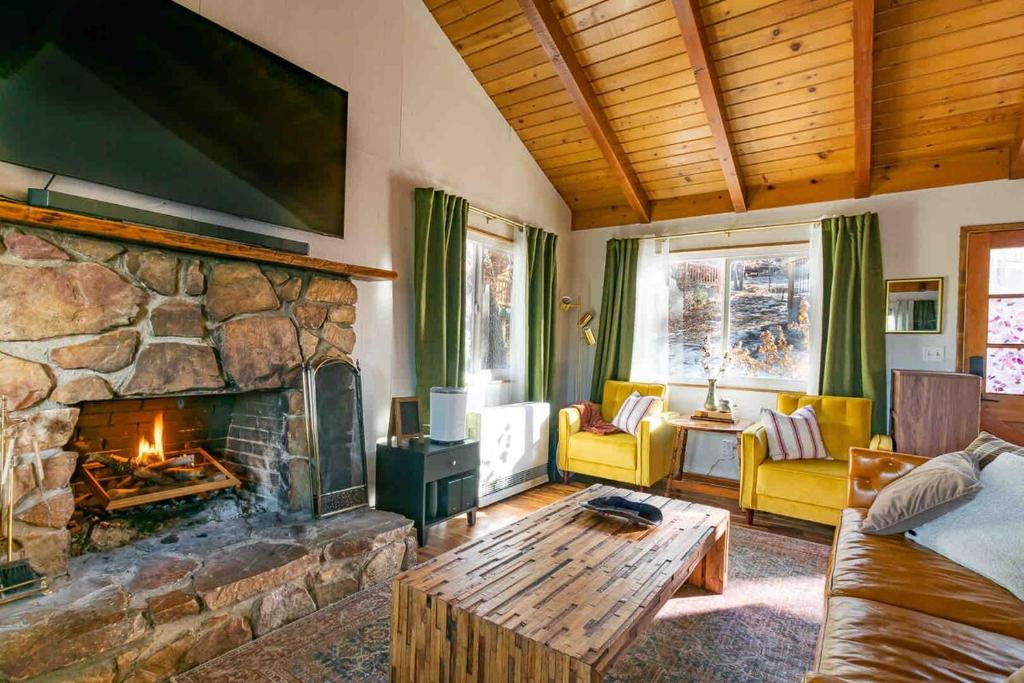 ein Wohnzimmer mit Kamin und Couch in der Unterkunft New Yena Cabin in Moonridge in Big Bear Lake