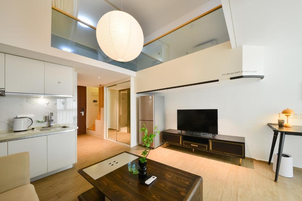 TV a/nebo společenská místnost v ubytování Dabaizhijia Executive Apartment Bantian Huawei Branch