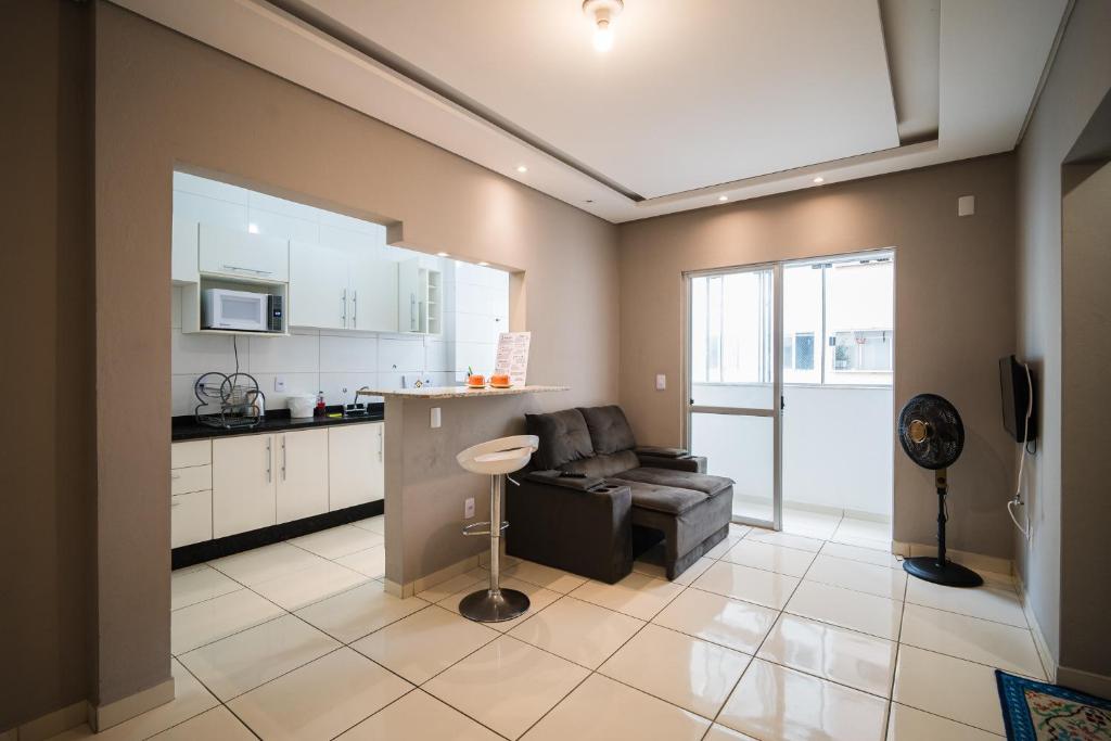 ein großes Wohnzimmer mit Couch und Küche in der Unterkunft Acomodações Campinas By Rental in São José