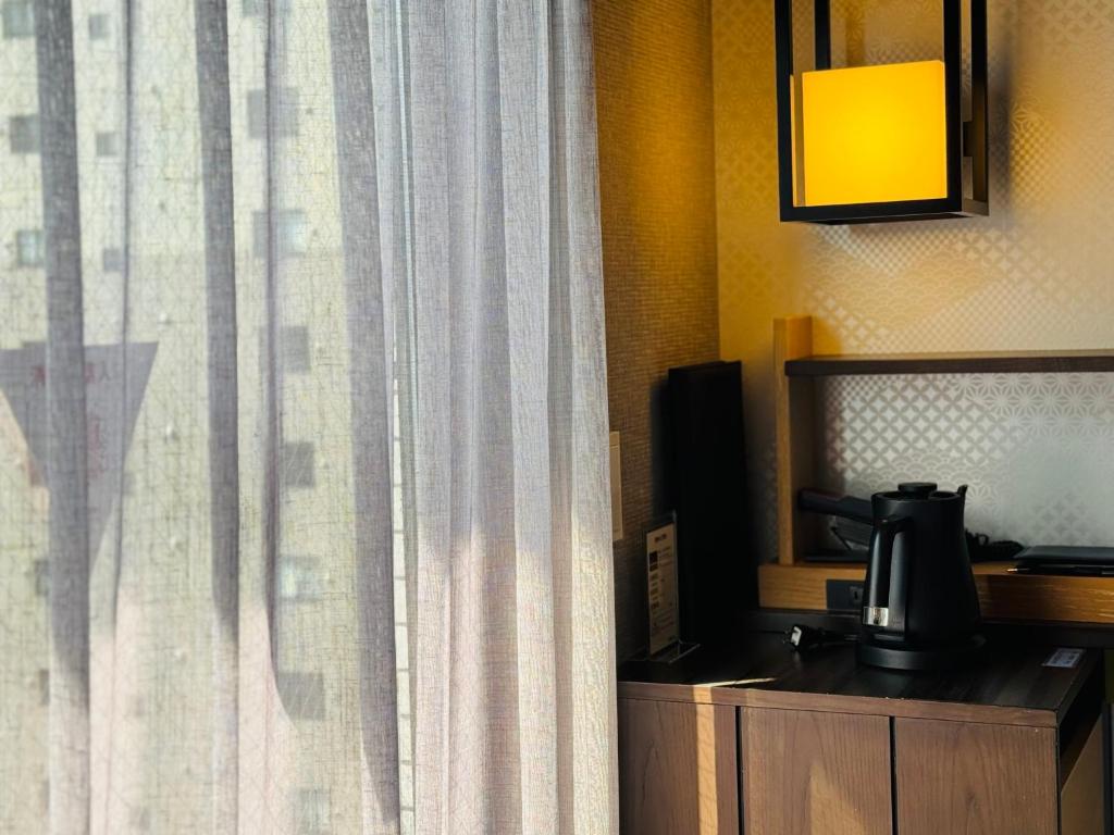 Příslušenství pro přípravu čaje a kávy v ubytování Shizutetsu Hotel Prezio Kyoto Karasumaoike
