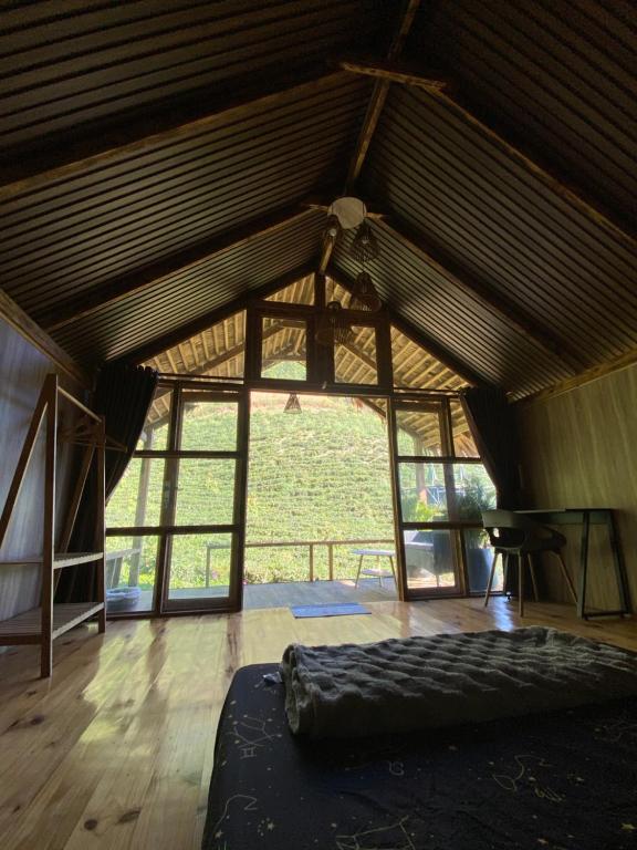 Ένα ή περισσότερα κρεβάτια σε δωμάτιο στο A Tea Hillside Bungalow