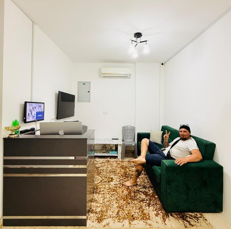 TV a/nebo společenská místnost v ubytování Muscat Dormitory Male&Female