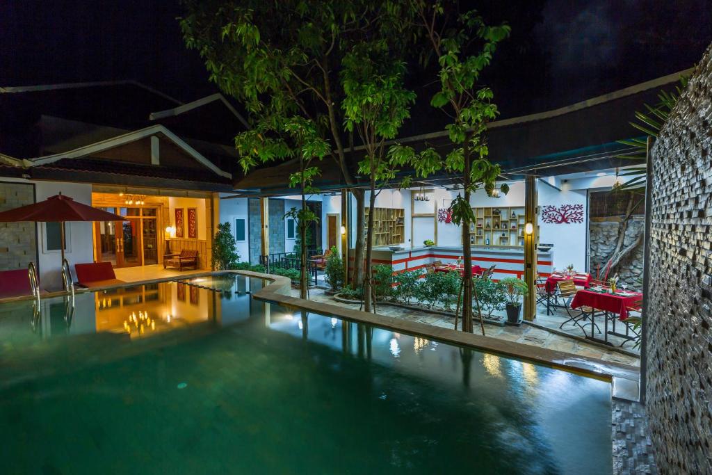Bazén v ubytování SATTA Private Pool Villa nebo v jeho okolí