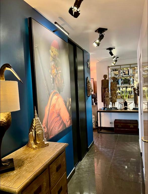 une chambre avec une peinture murale représentant une personne dans l'établissement Chez les Stephs, à Magny-le-Hongre