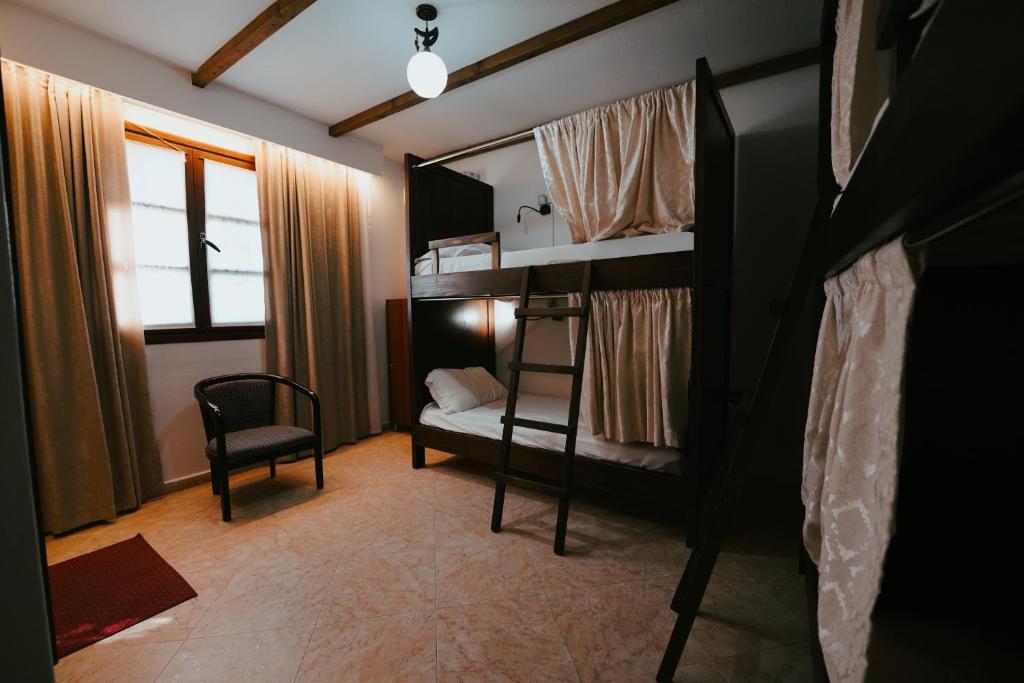 Llit o llits en una habitació de Maya Hostel Berat