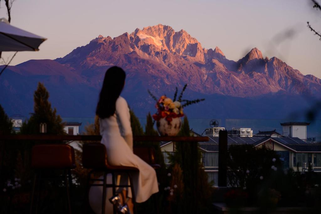 Pemandangan gunung umum atau pemandangan gunung yang diambil dari hotel