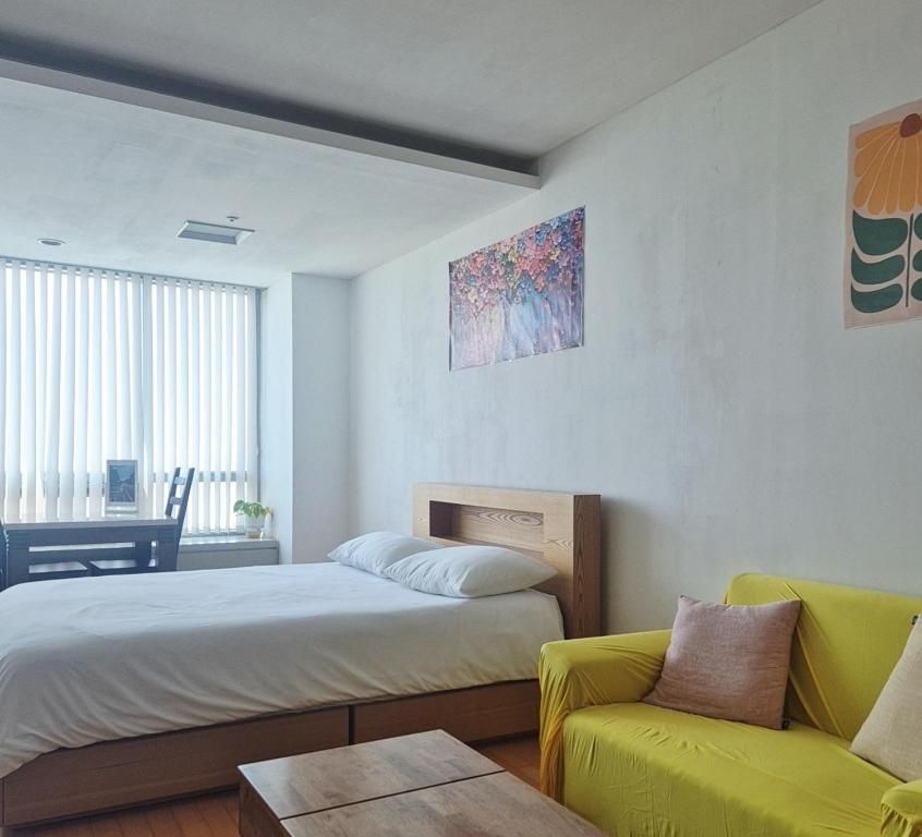 仁川市Cozy - Experience Home like Comfort Studio的带床和沙发的卧室