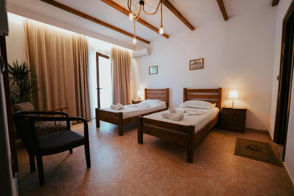 Llit o llits en una habitació de Maya Hostel Berat