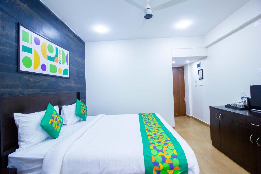 Postel nebo postele na pokoji v ubytování Treebo Kristal Sands Beach Resort